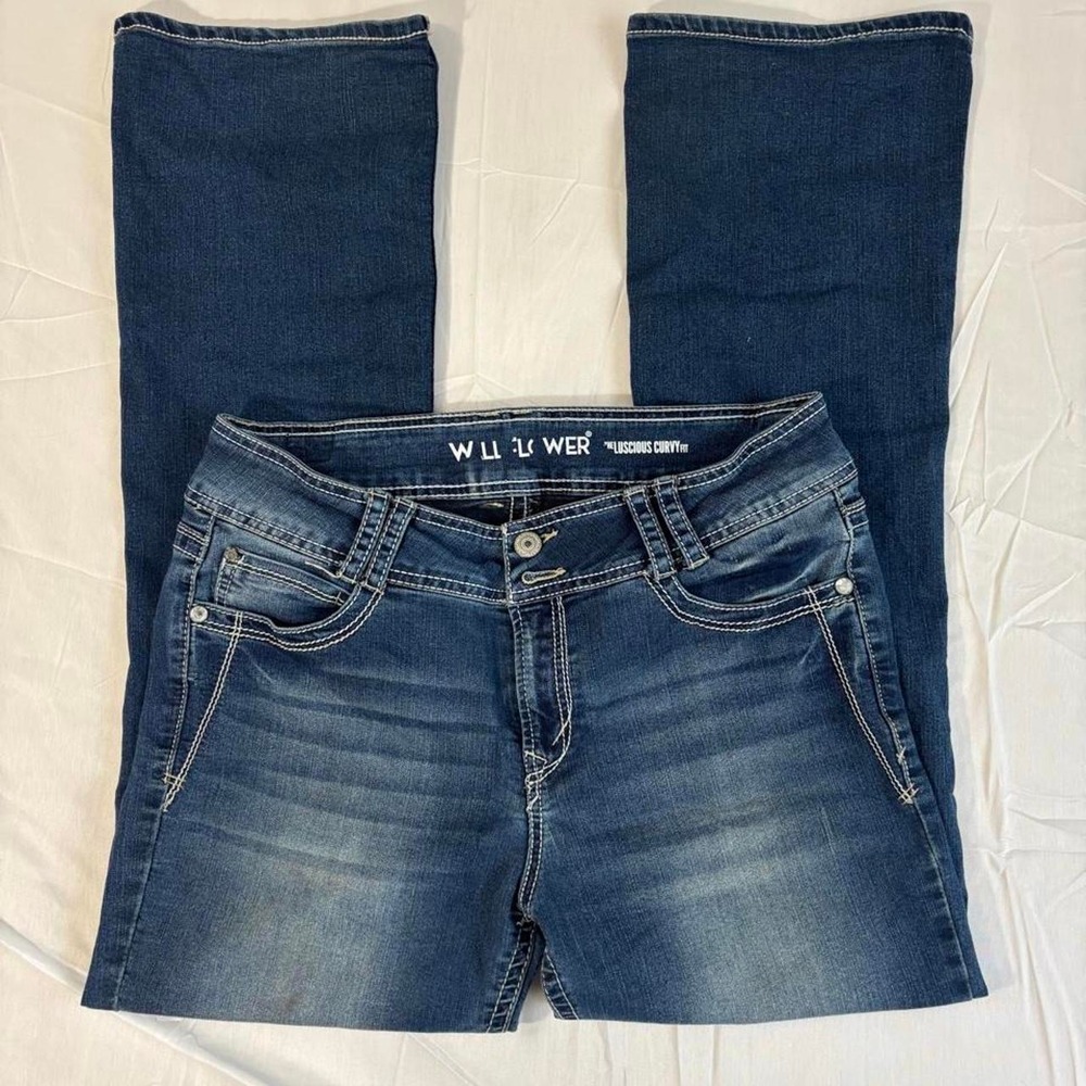 2000s Willow low rise bootcut jeans with white stitching on back pockets - Picture 4 of 6